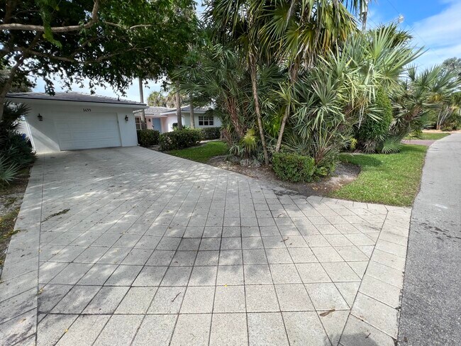 Building Photo - 1653 Poinsettia Dr