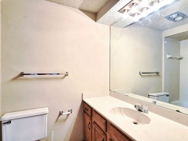 Building Photo - 14011 Fairhill Ave