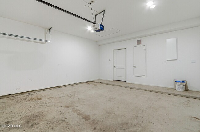 Building Photo - 11500 Summer Dr