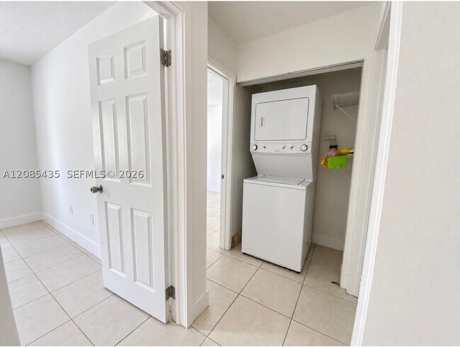Building Photo - 8811 SW 123rd Ct
