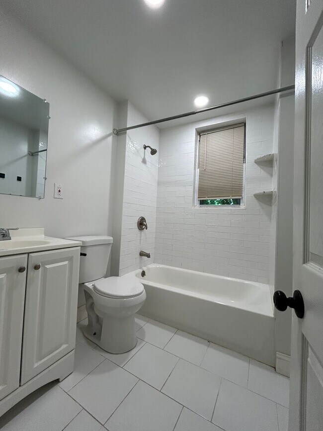 Building Photo - 5527 Ridge Ave