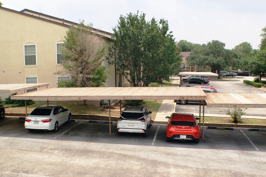 Building Photo - 8702 Village Dr