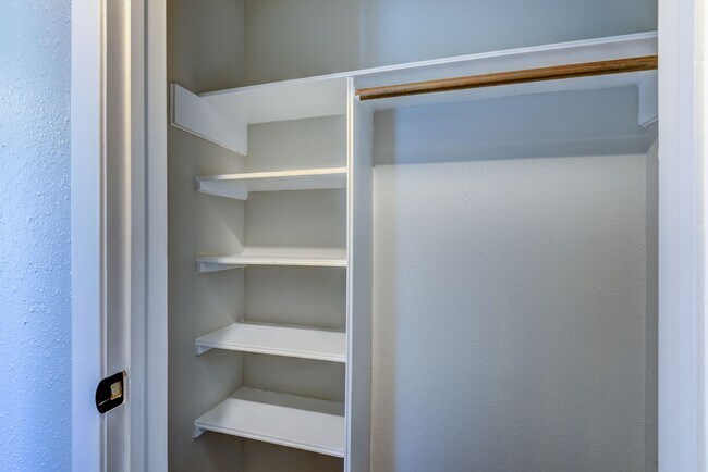 Building Photo - 412 Meadowpoint Dr