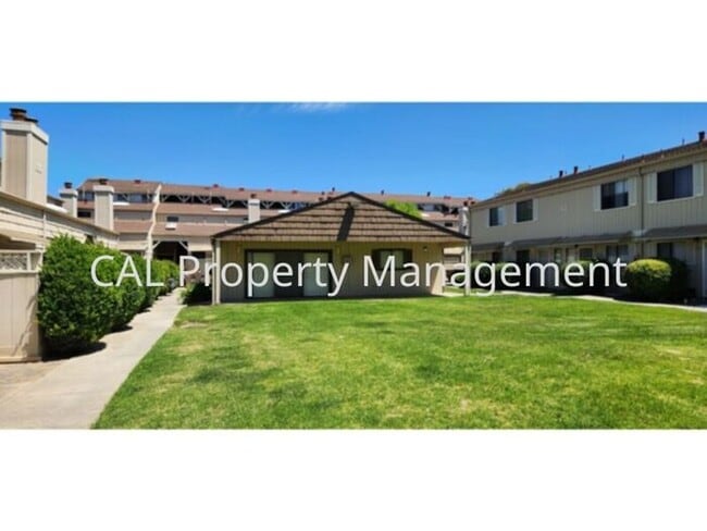 Building Photo - 1 Bed/ 1.5 Bath Condo!