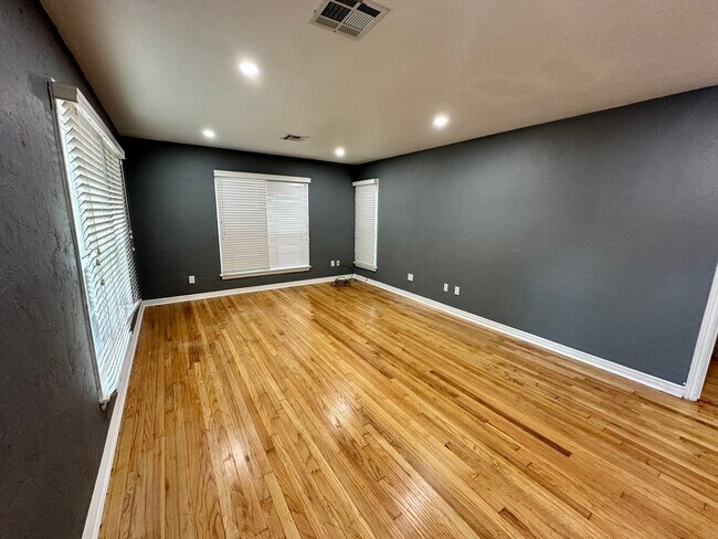 Building Photo - 2 Bed 1 Bath NW OKC
