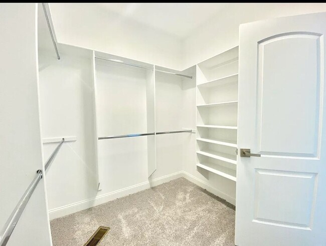 Building Photo - 4 Bed 2 bath with 3 car attached garage