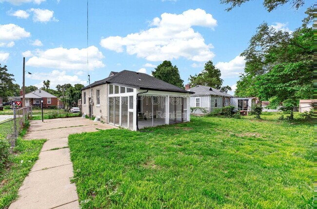 Building Photo - 222 Henquin Dr