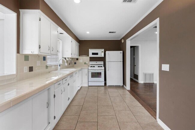 Building Photo - 2122 Althea Dr