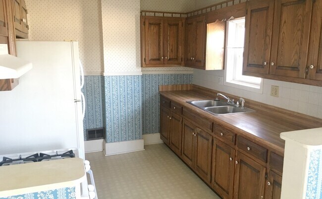 Building Photo - ** NEW CARPET **  NEWLY REMODELED BATHROOM **