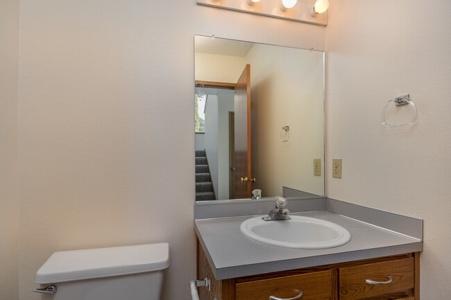 Building Photo - 3 Bedroom Townhome