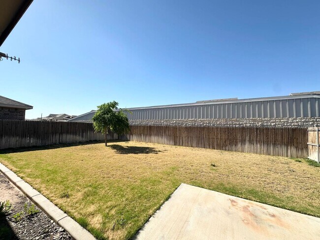 Building Photo - 4 Bed 2 Bath For Rent