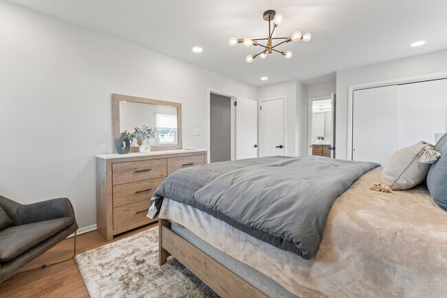 Building Photo - 445 S Riverside Dr