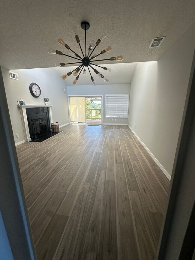 Building Photo - Top-Floor Stunner with Views – Fully Remod...