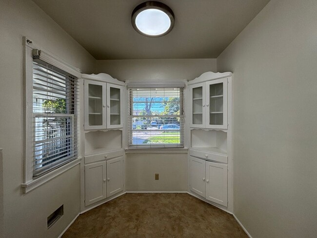 Building Photo - Beautiful 4 Bedroom 2.5 Bathroom SFR