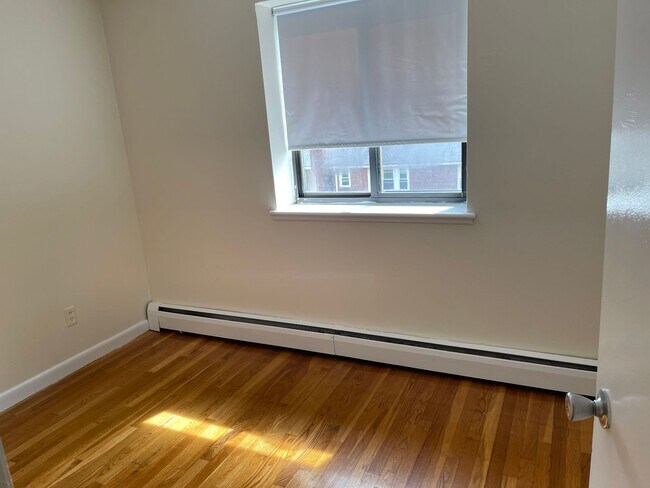 Building Photo - Modern 1st  floor sunny  1  bed Parking Included, Heat Hw Inc 1 FREE MONTH   no LEAD PAINT