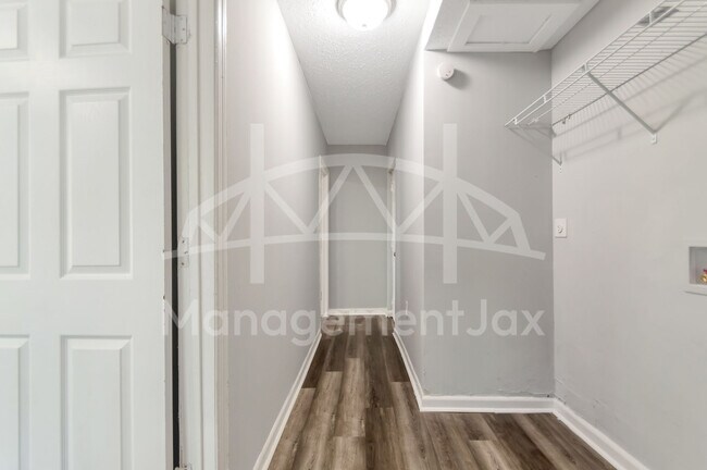 Building Photo - 1165 Hart St