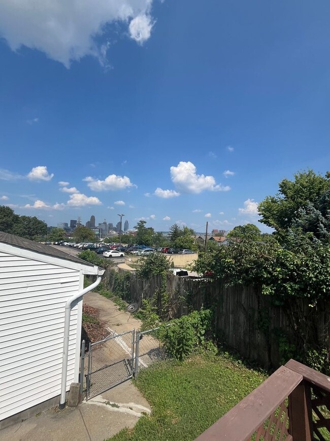 Building Photo - Three Bed, Two Bath with 2 Car Garage in N...