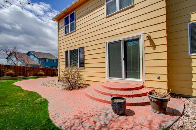 Building Photo - Impeccable 5 Bedroom Home with Mountain Views