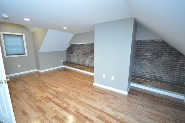 Building Photo - 16 Central St