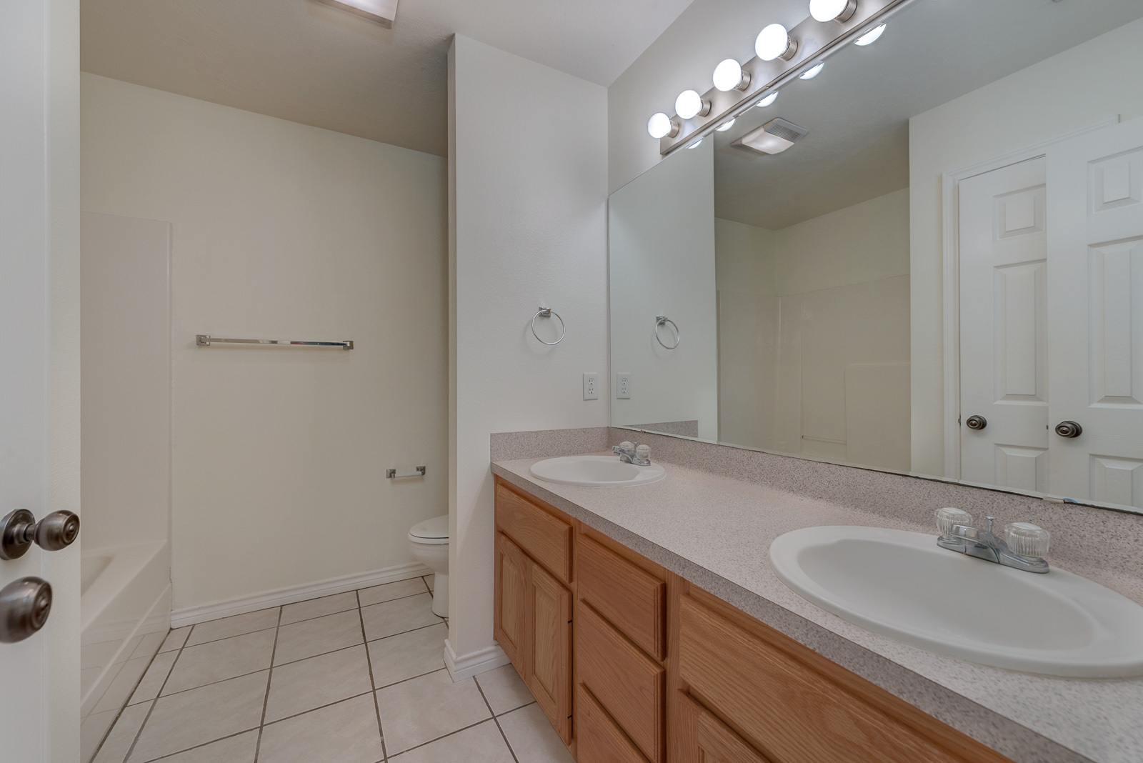 Building Photo - 1425 Western Oaks Ct