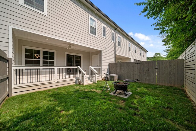 Building Photo - Stunning 2BE/2.5BA townhome next to Percy ...
