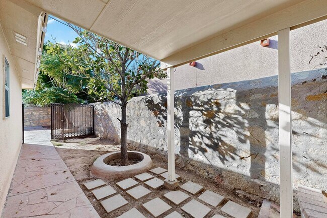 Building Photo - 3 bedroom, 2 bath single story home in Wes...