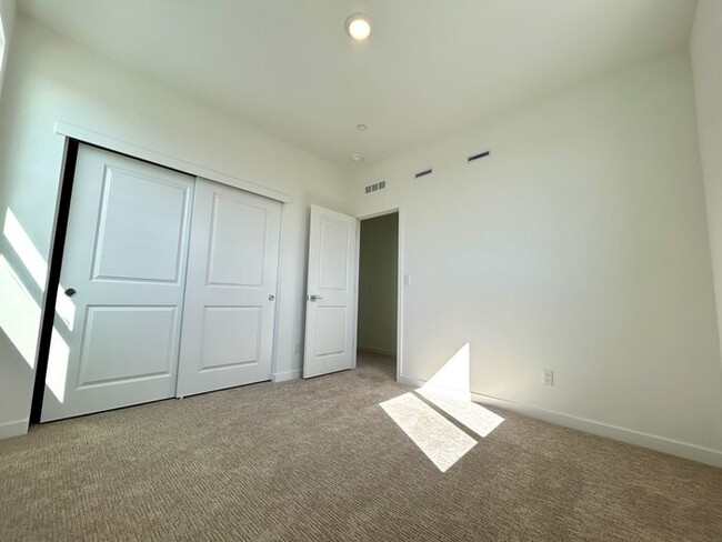 Building Photo - Folsom Solar 4 Bedroom Property + Beautifu...