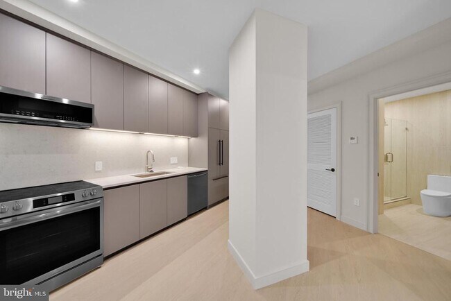 Building Photo - 2121 Ward Pl NW