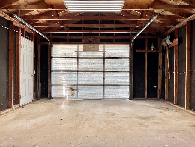 Building Photo - Fresh, Fun & Close to Elk Lake