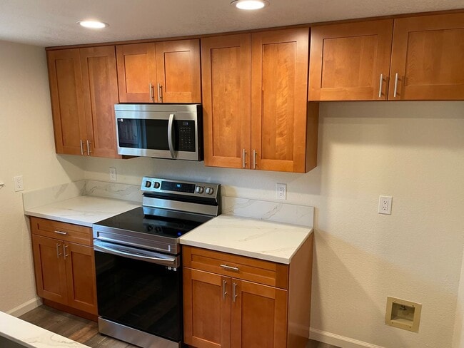 Building Photo - REMODELED DUPLEX CLOSE TO DOWNTOWN IN S. N...