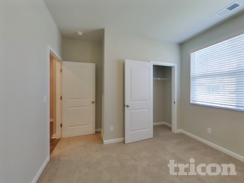 Building Photo - 2028 Tate Farm Ln