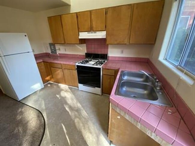 Building Photo - 1213 Spear Ave