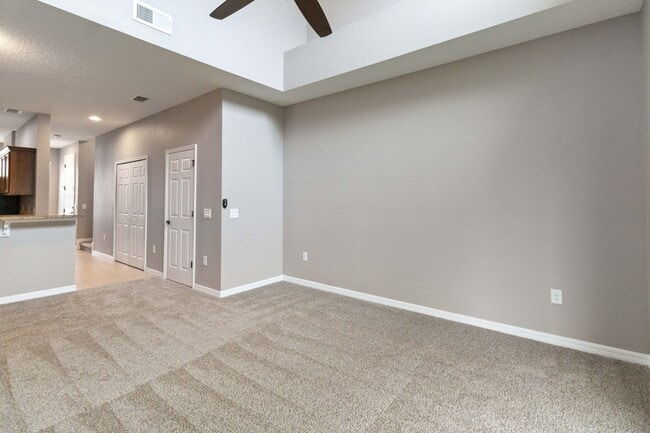 Building Photo - MOVE IN SPECIAL-Beautiful Two Story 3/2.5 Town Home w/ Loft & Screened Porch in St. Cloud