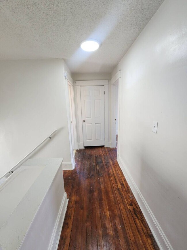 Building Photo - Charming 3-Bedroom Property in Prime Location