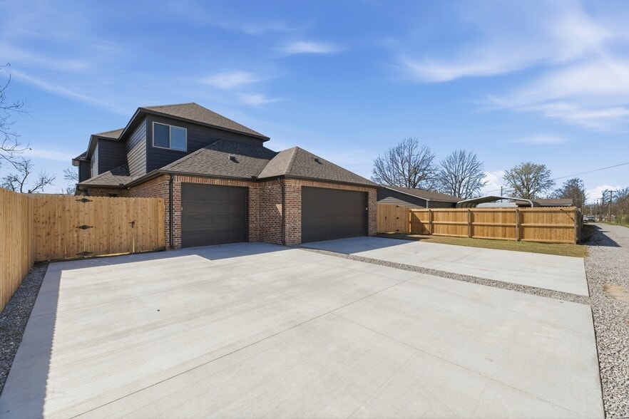 Building Photo - 316 E Elgin St