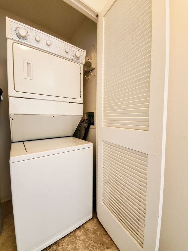 Building Photo - Available Now | 2 Bedroom, 2 bathroom, 2 P...