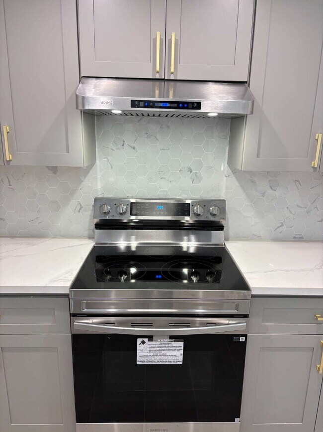 Building Photo - "Stunning Newly Remodeled 3-Bed Oasis with...