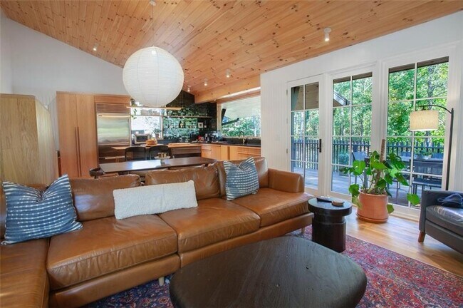 Building Photo - 8885 Bay Dr