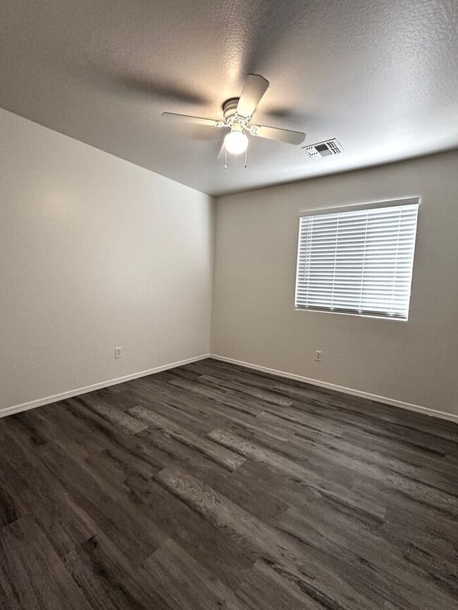 Building Photo - New Flooring! Single level 3 bed in Camelback Ranch!