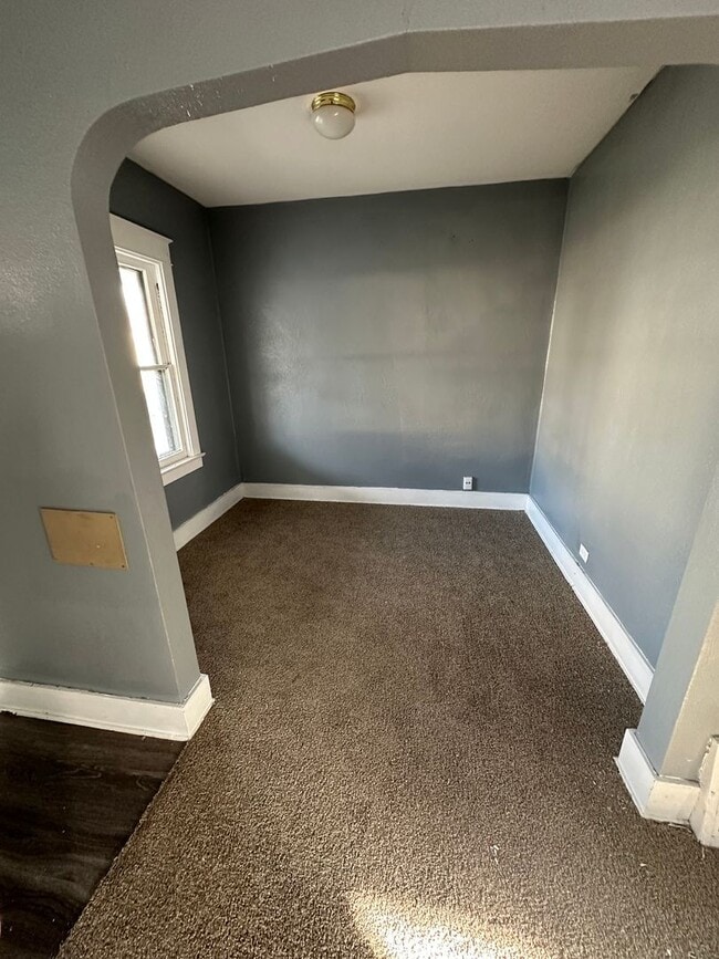 Building Photo - 5 Bedroom 1 Bath