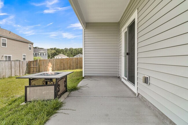 Building Photo - Modern Comfort in the Heart of Ladson