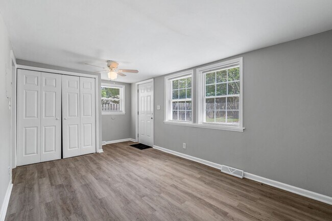 Building Photo - Updated Home with Hardwood Floors, LR & De...