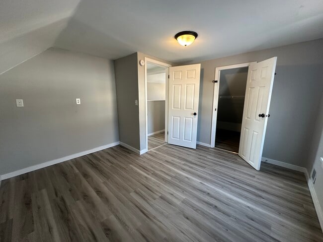 Building Photo - 911 S Laurel St