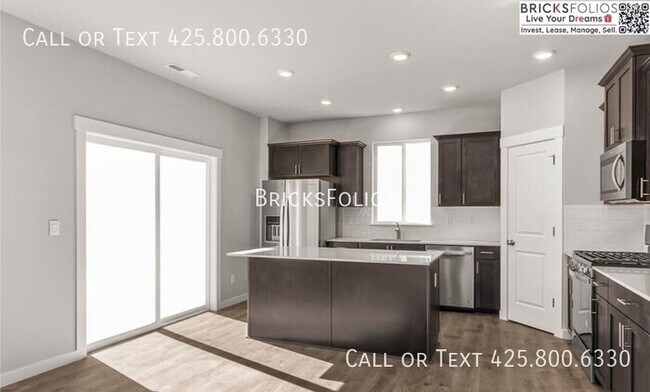 Building Photo - Inviting Home in Port Orchard with a Perfe...