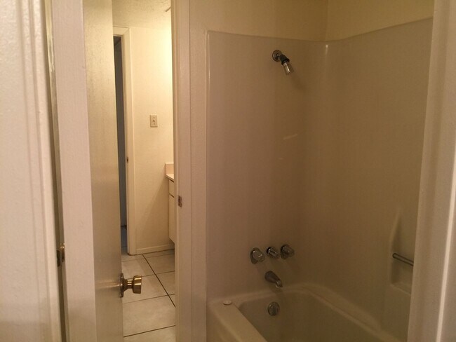 Building Photo - 1620 N Wilmot Rd