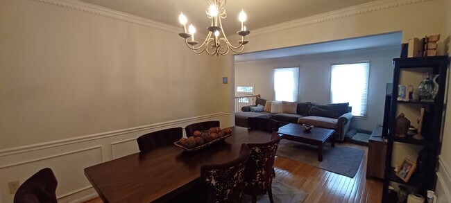Building Photo - Luxurious And Spacious 3 Bed 2 Bath Brick ...