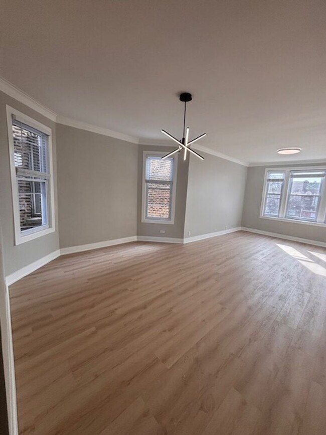 Building Photo - Beautifully remodeled modern 3 bedroom 2 bath unit