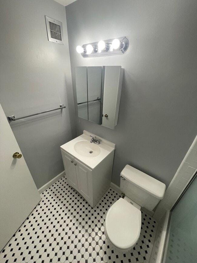 Building Photo - BEAUTIFLLY UPDATED TOWNHOME