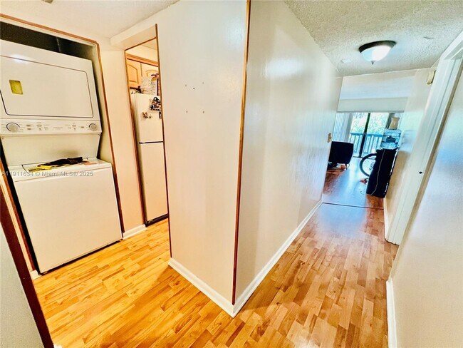 Building Photo - 1021 Mockingbird Ln