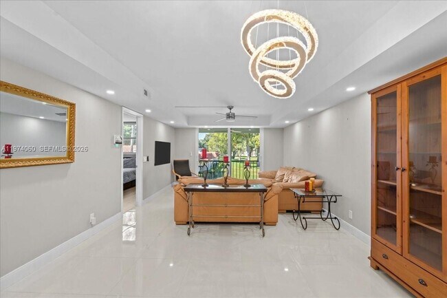 Building Photo - 811 S Hollybrook Dr